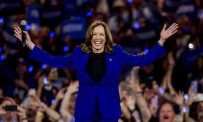 La candidata presidencial demócrata a la vicepresidenta estadounidense, Kamala Harris, participa en un mitin de campaña en el Fiserv Arena de Milwaukee este martes, en Wisconsin (Estados Unidos). EFE/EPA/ Justin Lane