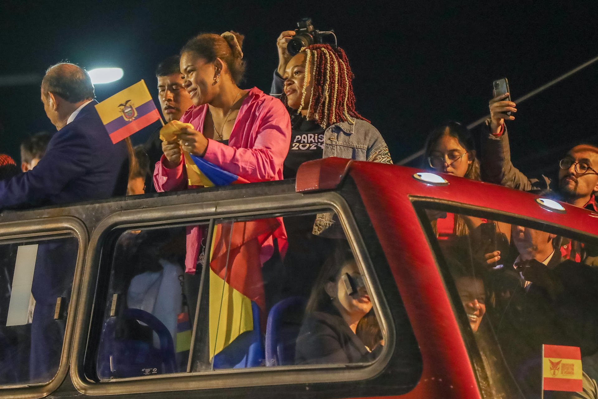 Las hermanas ecuatorianas y medallistas olímpicas, Neisi Dajomes (d) bronce en pesas en -76 kilos, y Angie Palacios (i) bronce en la categoría de -71 kilos, saludan a su llegada este lunes a Quito. EFE/José Jácome