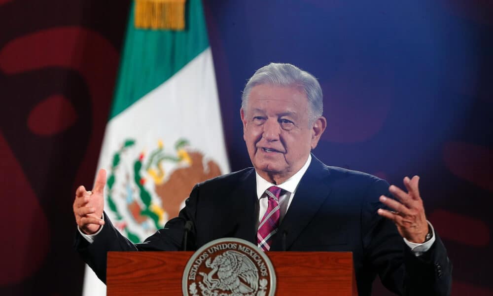 El presidente de México, Andrés Manuel López Obrador, habla durante una rueda de prensa matutina este lunes en el Palacio Nacional en Ciudad de México (México). EFE/ Isaac Esquivel