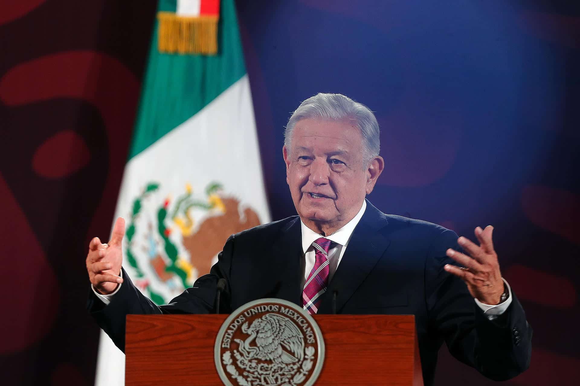 El presidente de México, Andrés Manuel López Obrador, habla durante una rueda de prensa matutina este lunes en el Palacio Nacional en Ciudad de México (México). EFE/ Isaac Esquivel