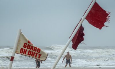 Banderas rojas mientras la gente camina por la playa durante la lluvia que genera la tormenta tropical Debby en Myrtle Beach, Carolina del Sur, Estados Unidos, el 7 de agosto de 2024. EFE/CRISTÓBAL HERRERA-ULASHKEVICH