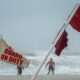 Banderas rojas mientras la gente camina por la playa durante la lluvia que genera la tormenta tropical Debby en Myrtle Beach, Carolina del Sur, Estados Unidos, el 7 de agosto de 2024. EFE/CRISTÓBAL HERRERA-ULASHKEVICH