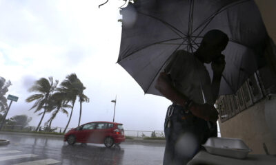 Un hombre camina bajo la lluvia en San Juan (Puerto Rico). Imagen de archivo. EFE/Thais Llorca