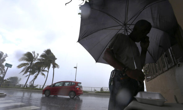 Un hombre camina bajo la lluvia en San Juan (Puerto Rico). Imagen de archivo. EFE/Thais Llorca