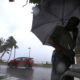 Un hombre camina bajo la lluvia en San Juan (Puerto Rico). Imagen de archivo. EFE/Thais Llorca