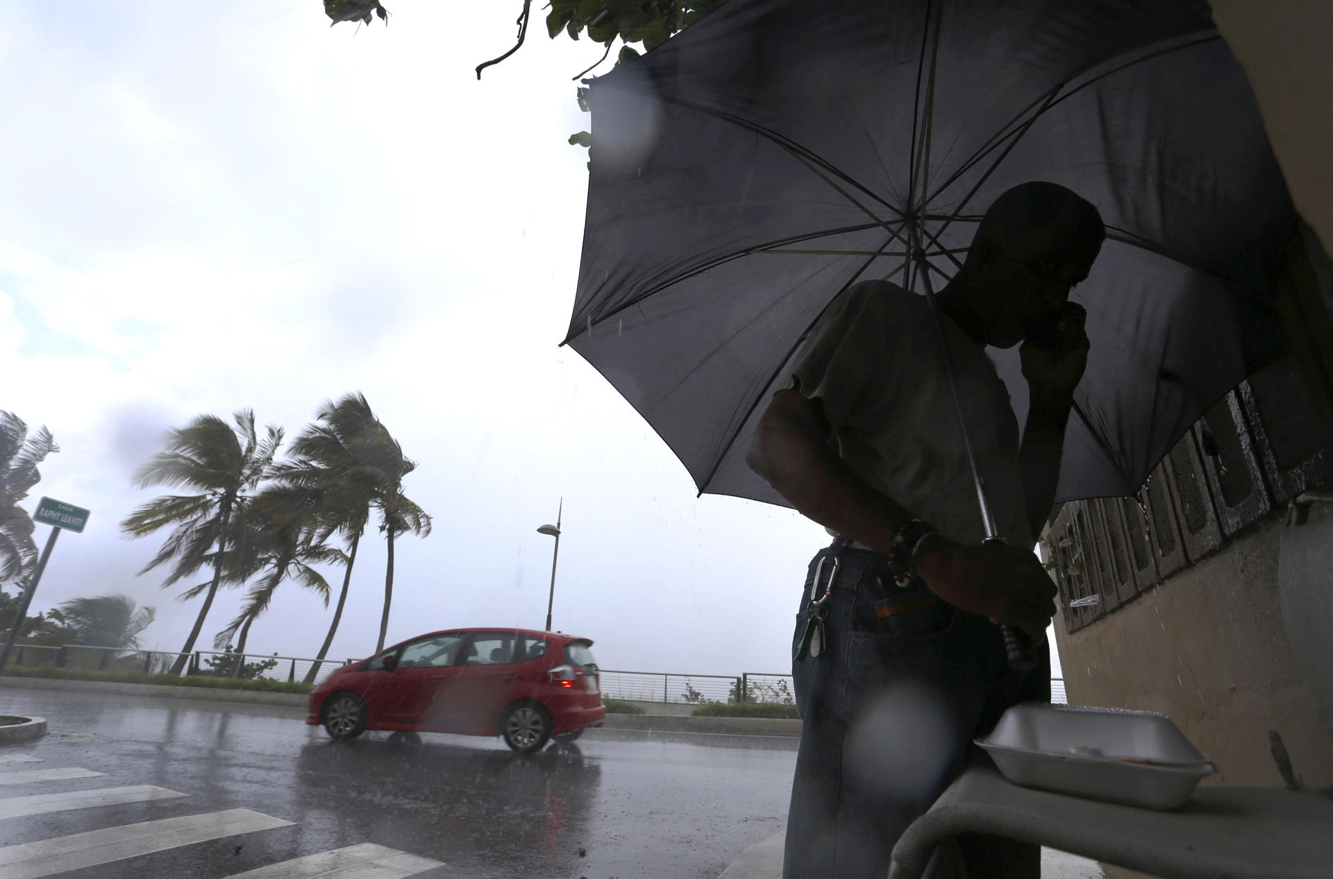 Un hombre camina bajo la lluvia en San Juan (Puerto Rico). Imagen de archivo. EFE/Thais Llorca