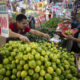 Imagen de archivo de un vendedor que ofrece frutas y verduras, el 6 de junio de 2024, en el mercado de Jamaica de la Ciudad de México (México). EFE/ Isaac Esquivel