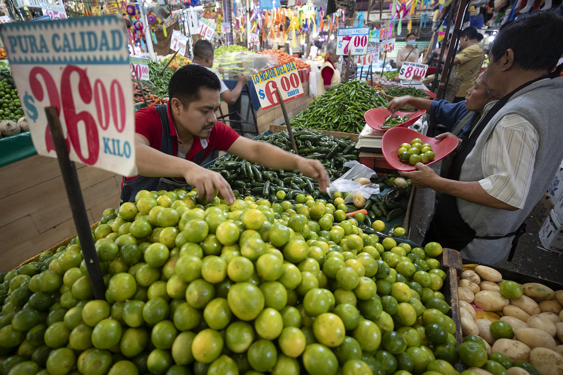 Imagen de archivo de un vendedor que ofrece frutas y verduras, el 6 de junio de 2024, en el mercado de Jamaica de la Ciudad de México (México). EFE/ Isaac Esquivel