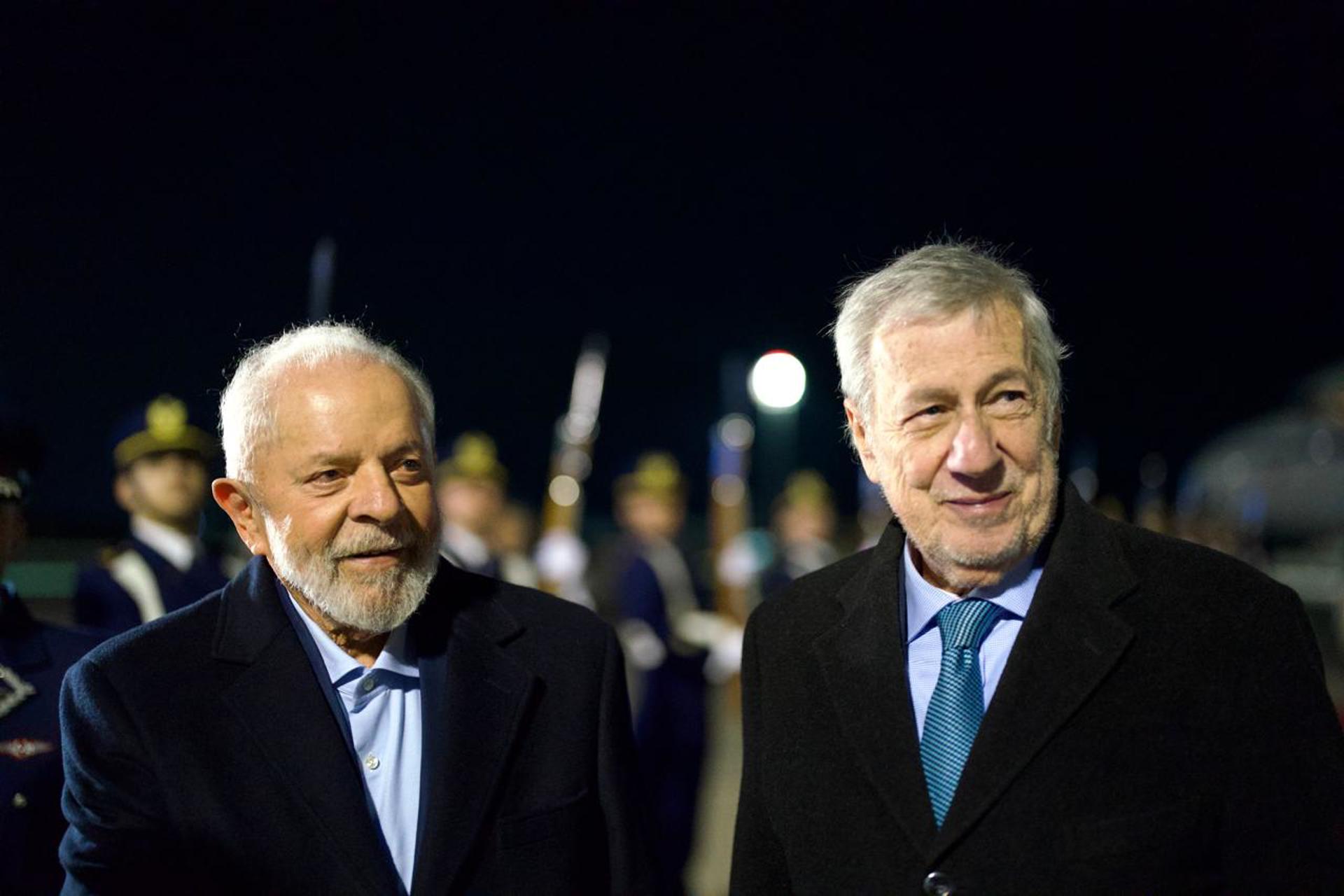 Fotografía cedida por el Ministerio de Relaciones Exteriores de su ministro, Alberto Van Klaveren (d), mientras recibe al presidente de Brasil, Luiz Inácio Lula da Silva, este domingo en el aeropuerto de Santiago (Chile). EFE/ Ministerio De Relaciones Exteriores