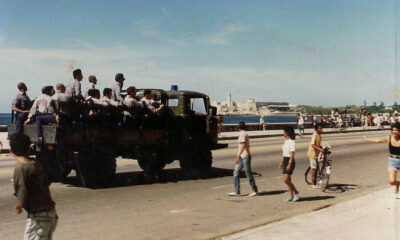 Fotografía cedida por Karel Poort de Un camión lleno de policías pasa por el malecón durante una protesta el 5 de agosto del 1994.. Durante sus vacaciones en Cuba, el fotógrafo neerlandés Karel Poort comenzó a tomar fotos de una manifestación afuera de su hotel sin saber que, tiempo después, se convertirían en algunas de las imágenes más icónicas del Maleconazo, la primera gran protesta antigubernamental desde 1959, y que este lunes cumple 30 años. EFE/ Karel Poort