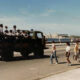 Fotografía cedida por Karel Poort de Un camión lleno de policías pasa por el malecón durante una protesta el 5 de agosto del 1994.. Durante sus vacaciones en Cuba, el fotógrafo neerlandés Karel Poort comenzó a tomar fotos de una manifestación afuera de su hotel sin saber que, tiempo después, se convertirían en algunas de las imágenes más icónicas del Maleconazo, la primera gran protesta antigubernamental desde 1959, y que este lunes cumple 30 años. EFE/ Karel Poort