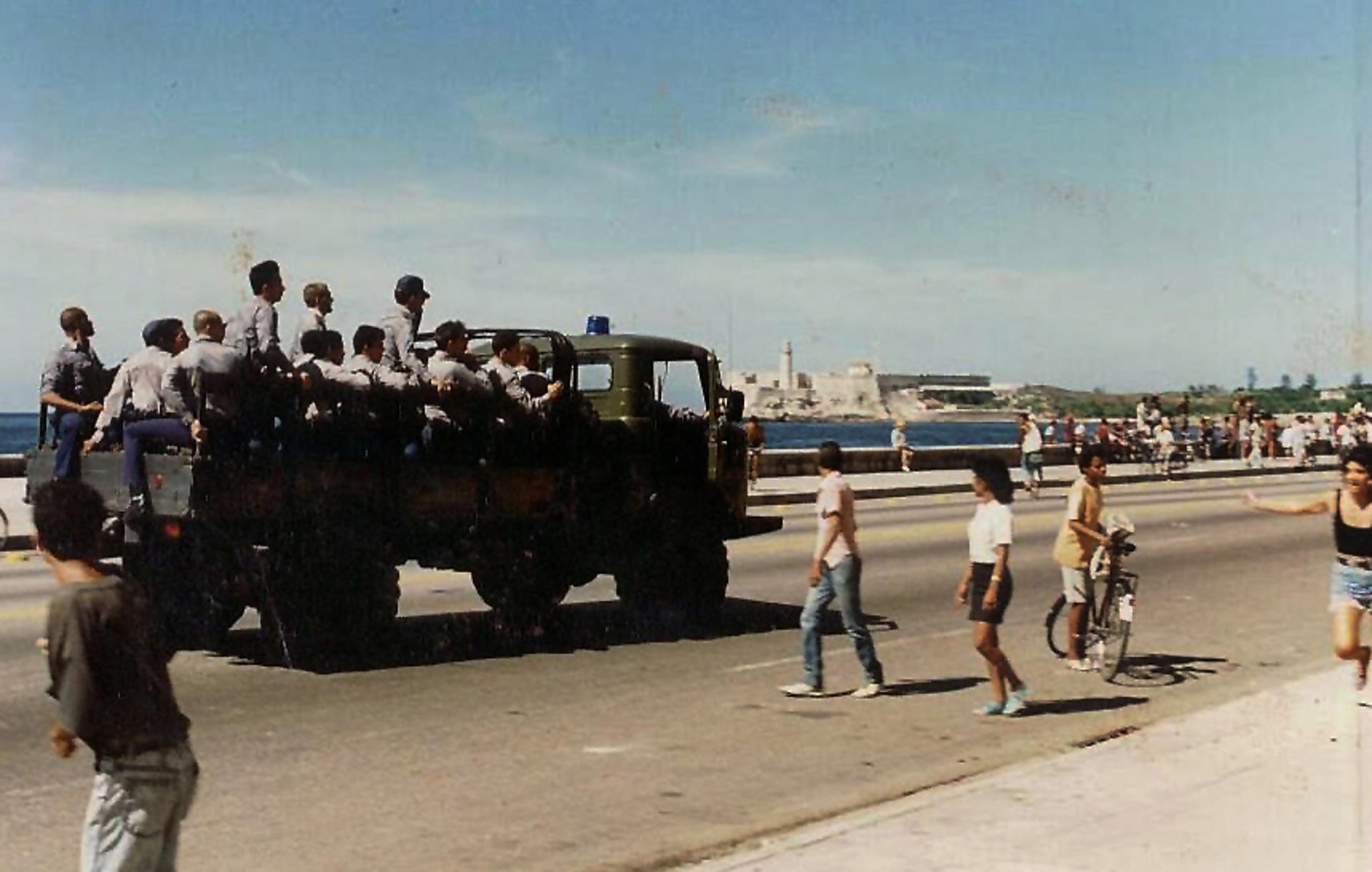 Fotografía cedida por Karel Poort de Un camión lleno de policías pasa por el malecón durante una protesta el 5 de agosto del 1994.. Durante sus vacaciones en Cuba, el fotógrafo neerlandés Karel Poort comenzó a tomar fotos de una manifestación afuera de su hotel sin saber que, tiempo después, se convertirían en algunas de las imágenes más icónicas del Maleconazo, la primera gran protesta antigubernamental desde 1959, y que este lunes cumple 30 años. EFE/ Karel Poort