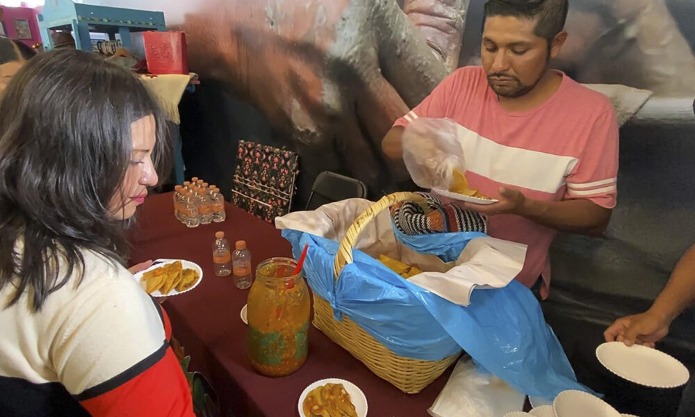 Fotografía cedida por la Secretaría de Turismo del Gobierno de México, de un vendedor ofreciendo como cortesía sus tacos de canasta, este lunes durante un acto protocolario en la Ciudad de México (México). EFE/ Secretaría de Turismo del Gobierno de México/SOLO USO EDITORIAL/SOLO DISPONIBLE PARA ILUSTRAR LA NOTICIA QUE ACOMPAÑA (CRÉDITO OBLIGATORIO)