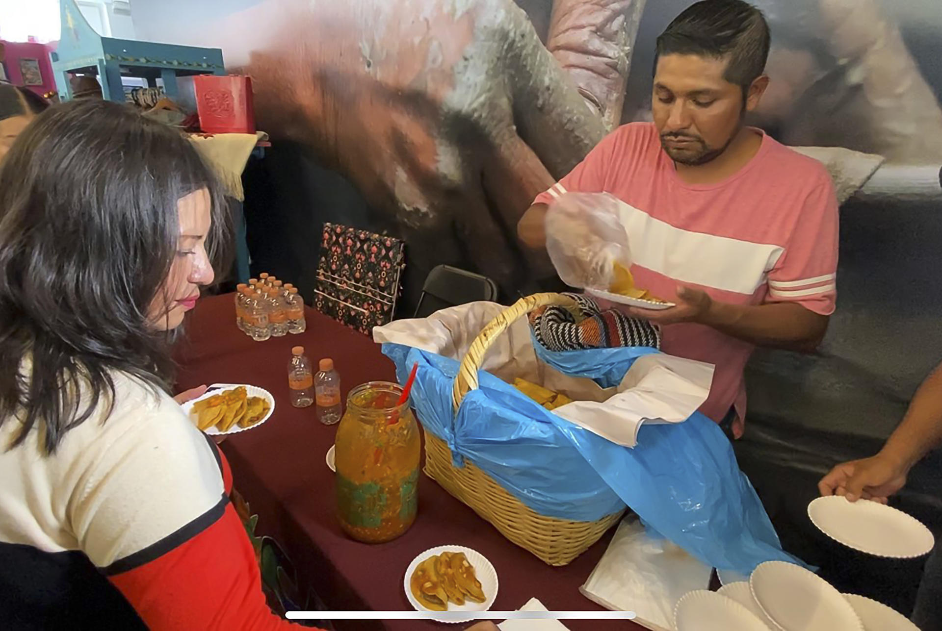 Fotografía cedida por la Secretaría de Turismo del Gobierno de México, de un vendedor ofreciendo como cortesía sus tacos de canasta, este lunes durante un acto protocolario en la Ciudad de México (México). EFE/ Secretaría de Turismo del Gobierno de México/SOLO USO EDITORIAL/SOLO DISPONIBLE PARA ILUSTRAR LA NOTICIA QUE ACOMPAÑA (CRÉDITO OBLIGATORIO)