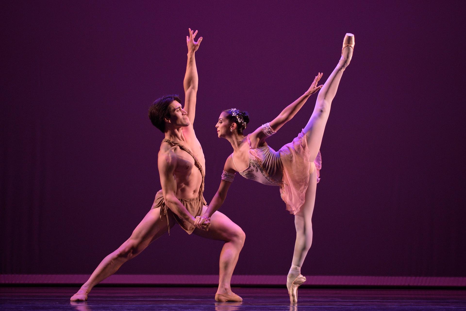 Fotografía cedida por el Festival Internacional de Ballet de Miami donde aparecen los bailarines Norton Fantinel y Kamila Moreira del Ballet de Toulouse. EFE/Simon Soong/Festival Internacional de Ballet de Miami /CRÉDITO OBLIGATORIO