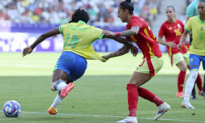 La delantera brasileña Ludmila (i) disputa un balón ante la delantera española Jennifer Hermoso. EFE/ Kiko Huesca