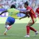 La delantera brasileña Ludmila (i) disputa un balón ante la delantera española Jennifer Hermoso. EFE/ Kiko Huesca