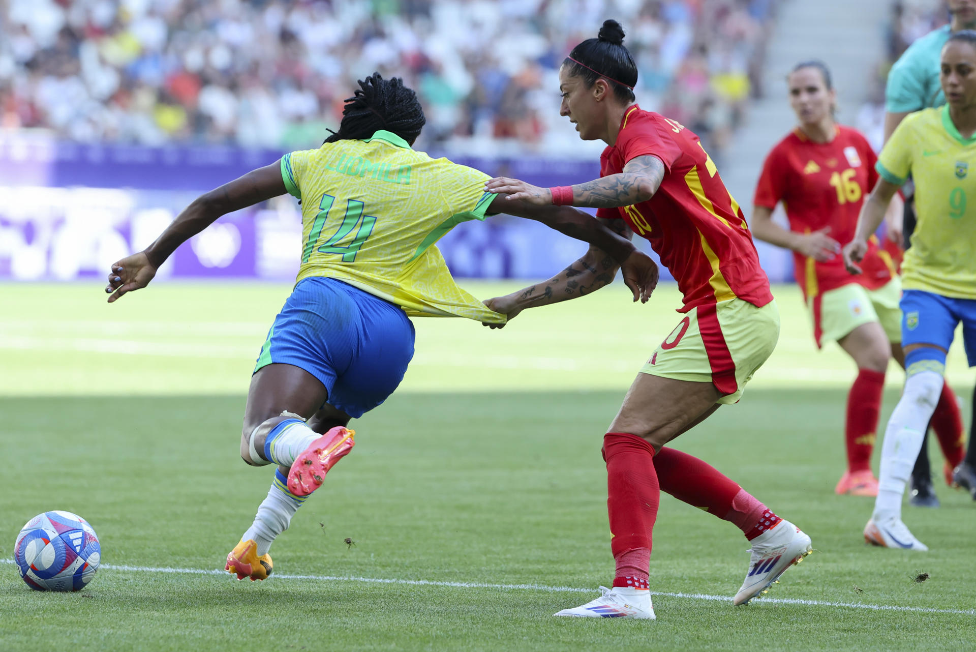 La delantera brasileña Ludmila (i) disputa un balón ante la delantera española Jennifer Hermoso. EFE/ Kiko Huesca