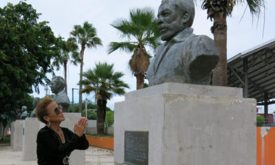 La salsera Choco Orta posa junto a un busto del cantante Ismael Rivera el 10 de julio de 2024, en la Plaza de los Salseros en San Juan (Puerto Rico). EFE/ Jorge Muñiz