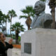 La salsera Choco Orta posa junto a un busto del cantante Ismael Rivera el 10 de julio de 2024, en la Plaza de los Salseros en San Juan (Puerto Rico). EFE/ Jorge Muñiz