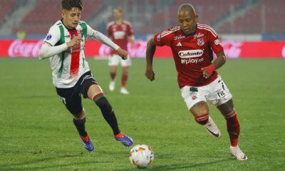 Iván Román (i) de Palestino disputa el balón con Jhon Vásquez (d) de Medellín en el partido de ida de octavos de final de la Copa Sudamericana. EFE/ Esteban Garay