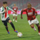 Iván Román (i) de Palestino disputa el balón con Jhon Vásquez (d) de Medellín en el partido de ida de octavos de final de la Copa Sudamericana. EFE/ Esteban Garay