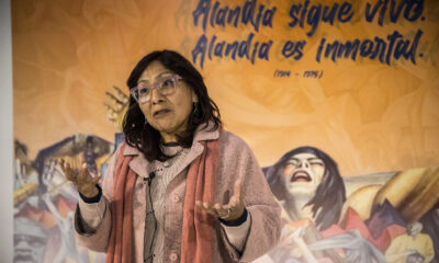 Fotografía que muestra a la directora de la exposición del artista plástico Miguel Alandia Pantoja, Claribel Arandia, durante una entrevista con EFE en La Paz (Bolivia). EFE/Esteban Biba