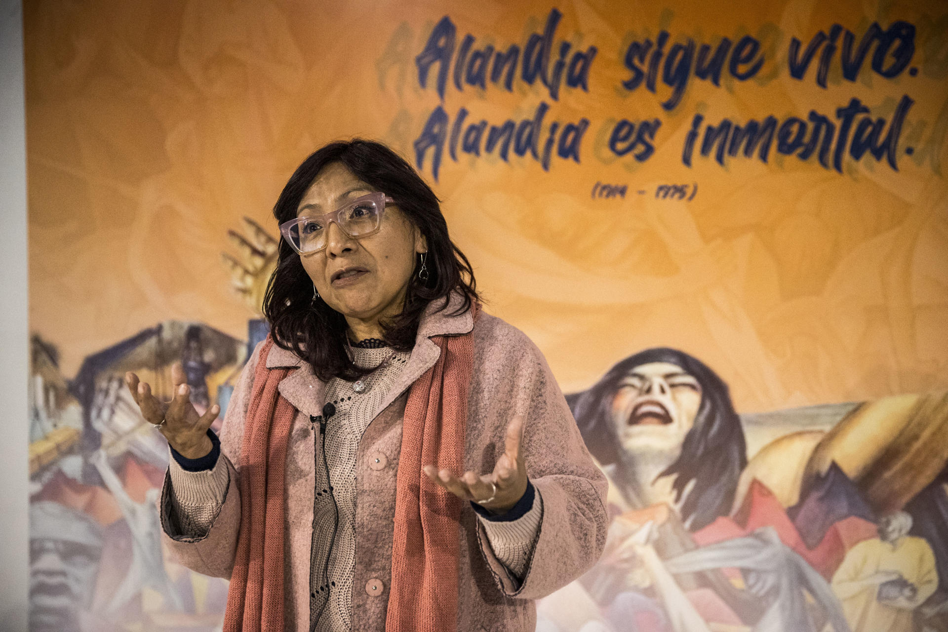 Fotografía que muestra a la directora de la exposición del artista plástico Miguel Alandia Pantoja, Claribel Arandia, durante una entrevista con EFE en La Paz (Bolivia). EFE/Esteban Biba