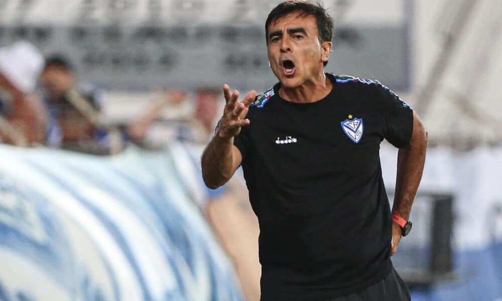 Fotografía de archivo en la que se registró al director técnico del club argentino de fútbol Vélez Sarsfield, Gustavo Quinteros. EFE/Gaston Britos