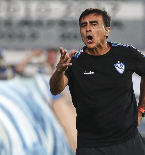 Fotografía de archivo en la que se registró al director técnico del club argentino de fútbol Vélez Sarsfield, Gustavo Quinteros. EFE/Gaston Britos