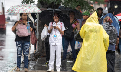 Ciudadanos caminan con paraguas e impermeables bajo una lluvia en la ciudad de Monterrey (México). Fotografía de archivo. EFE/ Miguel Sierra