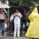 Ciudadanos caminan con paraguas e impermeables bajo una lluvia en la ciudad de Monterrey (México). Fotografía de archivo. EFE/ Miguel Sierra