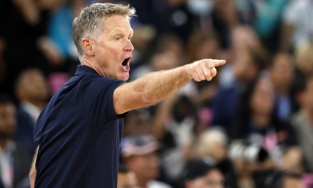 El seleccionador del equipo nacional masculino de baloncesto de Estados Unidos, Steve Kerr, fue registrado este sábado, 10 de agosto, al darle indicaciones a sus dirigidos, durante la final del baloncesto de los Juegos Olímpicos 2024, en el coliseo South París Arena de la capital francesa. EFE/Caroline Brehman