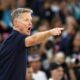 El seleccionador del equipo nacional masculino de baloncesto de Estados Unidos, Steve Kerr, fue registrado este sábado, 10 de agosto, al darle indicaciones a sus dirigidos, durante la final del baloncesto de los Juegos Olímpicos 2024, en el coliseo South París Arena de la capital francesa. EFE/Caroline Brehman