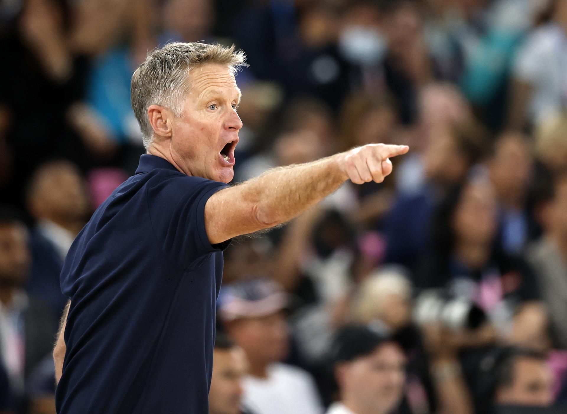 El seleccionador del equipo nacional masculino de baloncesto de Estados Unidos, Steve Kerr, fue registrado este sábado, 10 de agosto, al darle indicaciones a sus dirigidos, durante la final del baloncesto de los Juegos Olímpicos 2024, en el coliseo South París Arena de la capital francesa. EFE/Caroline Brehman