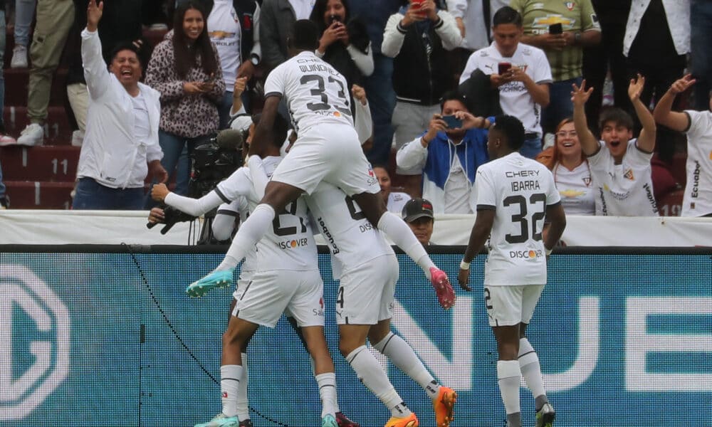 Fotografía de archivo en la que se registró una celebración de jugadores del club ecuatoriano de fútbol Liga Deportiva Universitaria de Quito, en el estadio Rodrigo Paz Delgado de la capital ecuatoriana. EFE/José Jácome