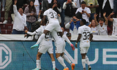 Fotografía de archivo en la que se registró una celebración de jugadores del club ecuatoriano de fútbol Liga Deportiva Universitaria de Quito, en el estadio Rodrigo Paz Delgado de la capital ecuatoriana. EFE/José Jácome