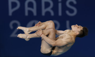 El mexicano Osmar Olvera compite en la final de Salto de trampolín 3m masculino. EFE/ Julio Muñoz