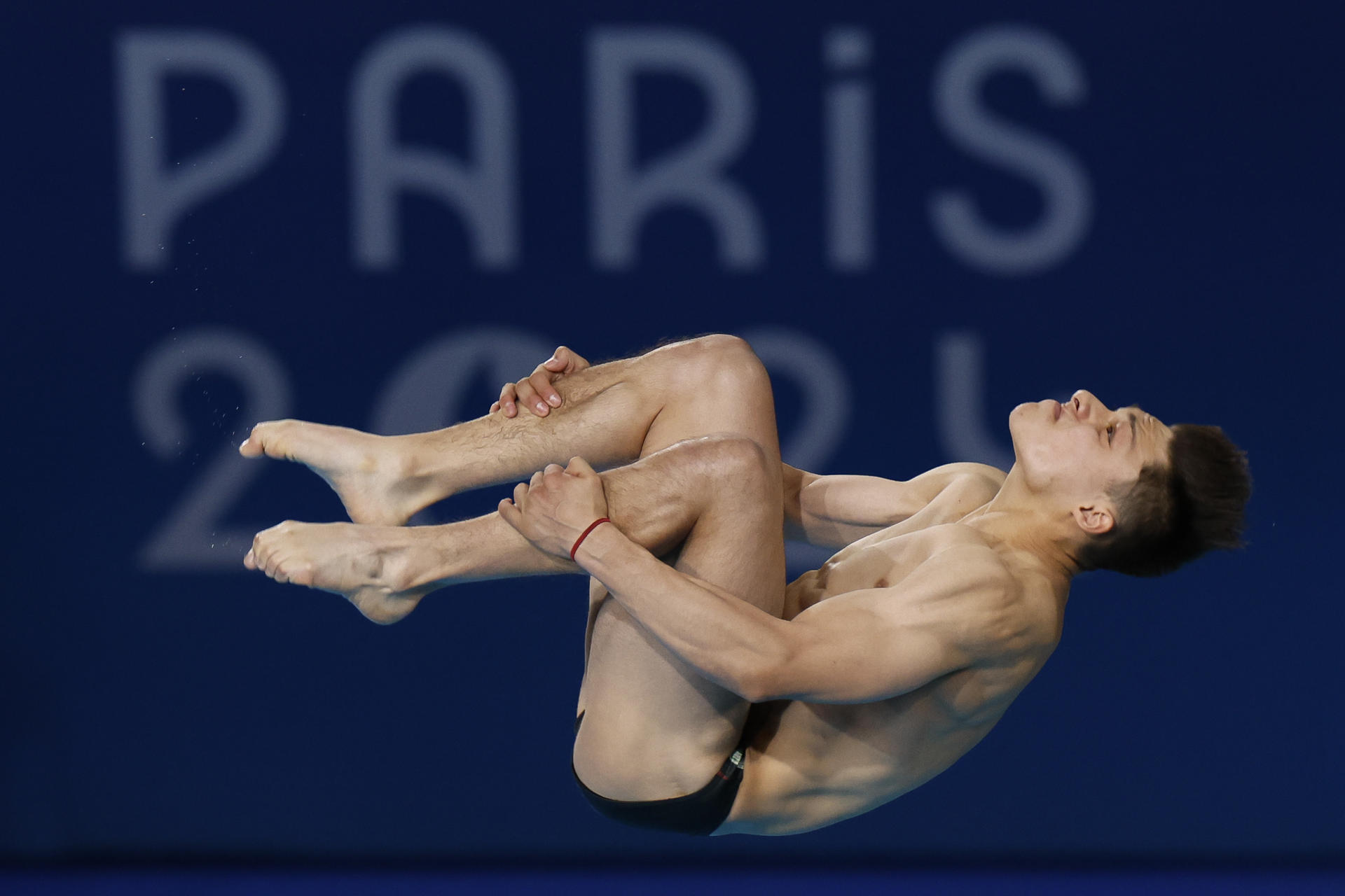 El mexicano Osmar Olvera compite en la final de Salto de trampolín 3m masculino. EFE/ Julio Muñoz