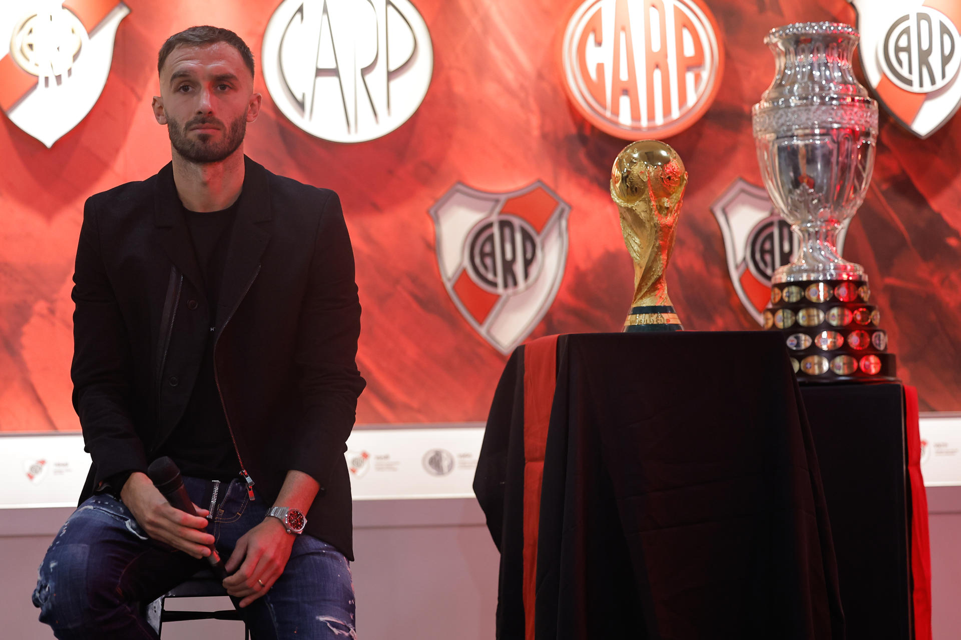 El jugador argentino Germán Pezzella asiste a la rueda de prensa de presentación como nuevo jugador de River Plate en Buenos Aires (Argentina). EFE/Juan Ignacio Roncoroni