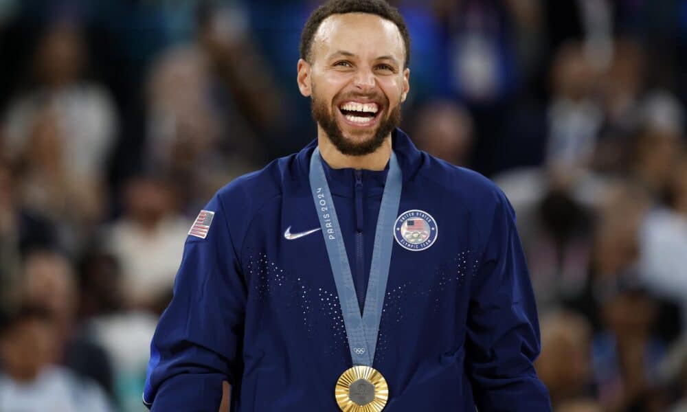 Stephen Curry, base estrella de Estados Unidos, fue registrado este sábado, 10 de agosto, al posar con la medalla de oro del baloncesto de los Juegos Olímpicos 2024, en el coliseo South París Arena de la capital francesa. EFE/Caroline Brehman