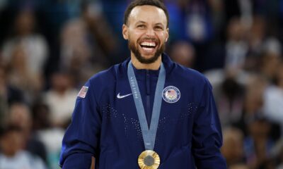 Stephen Curry, base estrella de Estados Unidos, fue registrado este sábado, 10 de agosto, al posar con la medalla de oro del baloncesto de los Juegos Olímpicos 2024, en el coliseo South París Arena de la capital francesa. EFE/Caroline Brehman