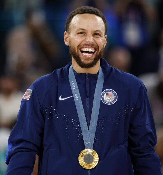 Stephen Curry, base estrella de Estados Unidos, fue registrado este sábado, 10 de agosto, al posar con la medalla de oro del baloncesto de los Juegos Olímpicos 2024, en el coliseo South París Arena de la capital francesa. EFE/Caroline Brehman