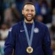 Stephen Curry, base estrella de Estados Unidos, fue registrado este sábado, 10 de agosto, al posar con la medalla de oro del baloncesto de los Juegos Olímpicos 2024, en el coliseo South París Arena de la capital francesa. EFE/Caroline Brehman