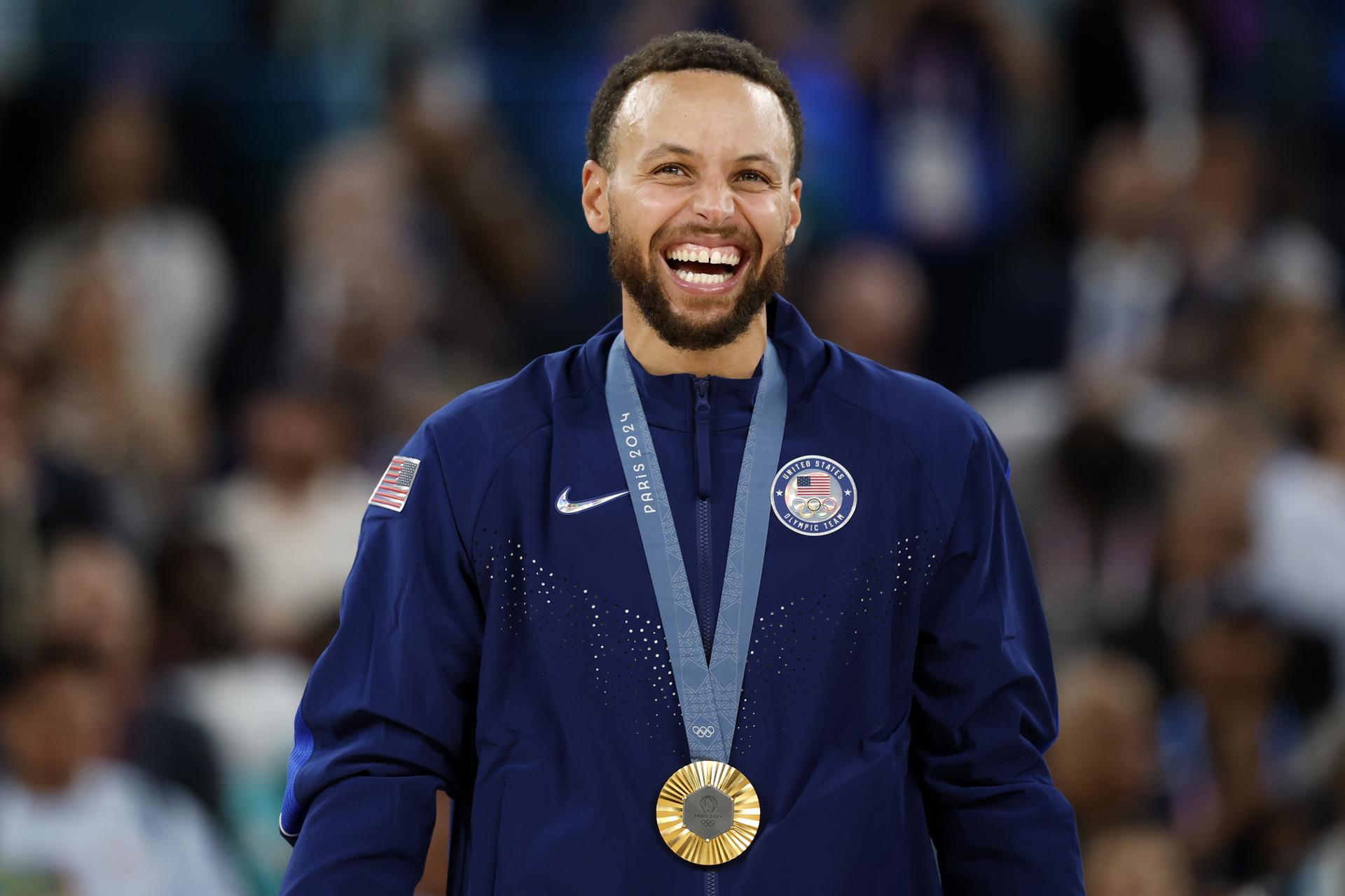 Stephen Curry, base estrella de Estados Unidos, fue registrado este sábado, 10 de agosto, al posar con la medalla de oro del baloncesto de los Juegos Olímpicos 2024, en el coliseo South París Arena de la capital francesa. EFE/Caroline Brehman