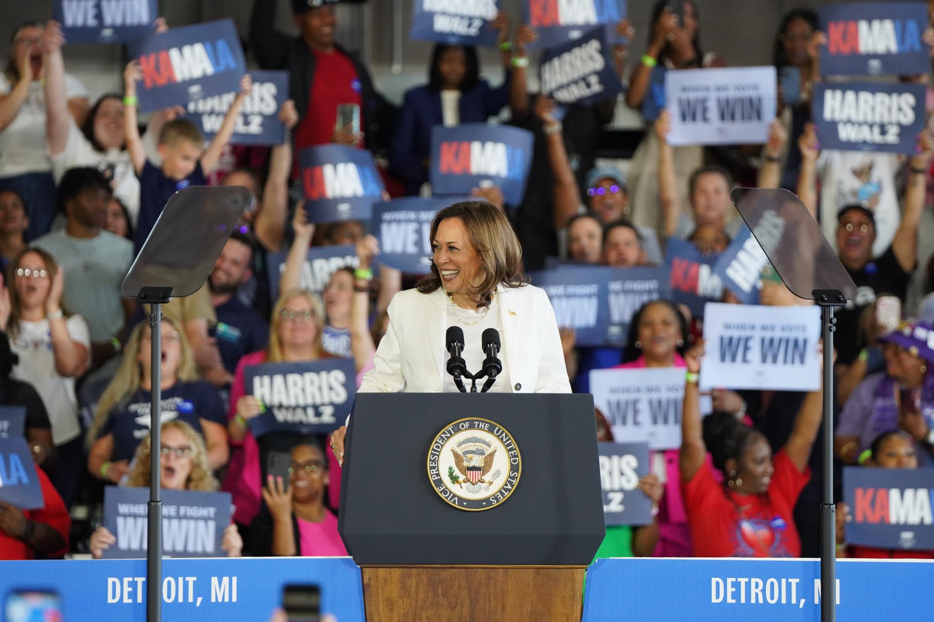 La candidata presidencial demócrata, la vicepresidenta estadounidense Kamala Harris, habla durante un evento de campaña en Detroit, Michigan, Estados Unidos, este 7 de agosto de 2024. EFE/EPA/Dieu-Nialo Chery