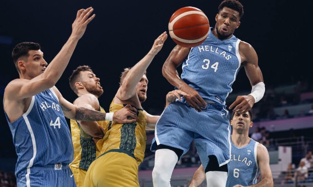 El australiano Patty Mills y el griego Giannis Antetokounmpo durante el partido disputado este viernes. EFE/EPA/ALEX PLAVEVSKI