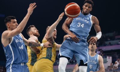 El australiano Patty Mills y el griego Giannis Antetokounmpo durante el partido disputado este viernes. EFE/EPA/ALEX PLAVEVSKI