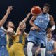 El australiano Patty Mills y el griego Giannis Antetokounmpo durante el partido disputado este viernes. EFE/EPA/ALEX PLAVEVSKI