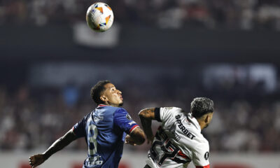 Fotografía del 22 de agosto de 2024 de Juan Izquierdo (i) de Nacional durante un partido de la Copa Libertadores ante Sao Paulo. EFE/ Isaac Fontana